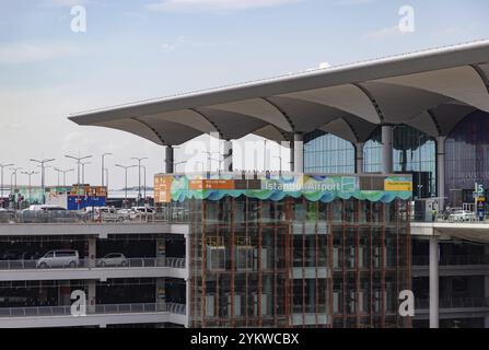 Ein Bild des Flughafens Istanbul und seines Parkplatzes von außen Stockfoto