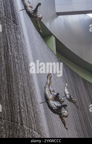 Ein Nahbild der Wasserfälle und Skulpturen der Dubai Mall, die eines der vielen Atrium des großen Einkaufszentrums schmücken Stockfoto