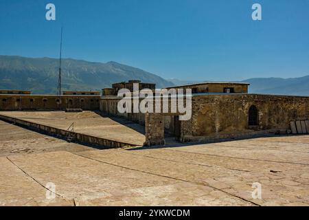 Das Dach des zum UNESCO-Weltkulturerbe gehörenden Gjirokaster-Schlosses in Albanien mit Blick auf die Hügel des Drino-Tals. Dieser Teil ist osmanisch Stockfoto