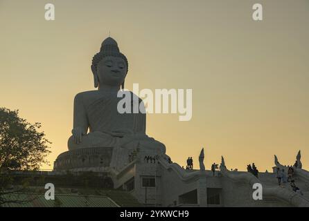 Ein Bild der großen Buddha-Statue von Phuket, bei Sonnenuntergang, mit Touristen in der Nähe Stockfoto