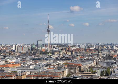 Ein Bild einiger Berliner Wahrzeichen aus der Ferne, wie der Berliner Fernsehturm, der Berliner Dom und das Berliner Schloss Stockfoto