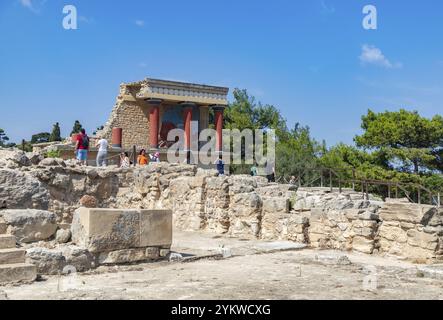 Ein Bild des Nordeingangs und des Bullenfreskos am Knossos Palace Stockfoto