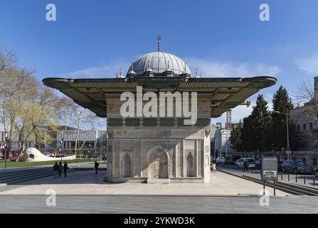 Ein Bild des Tophane-Brunnens der Kilic-Ali-Pascha-Moschee Stockfoto