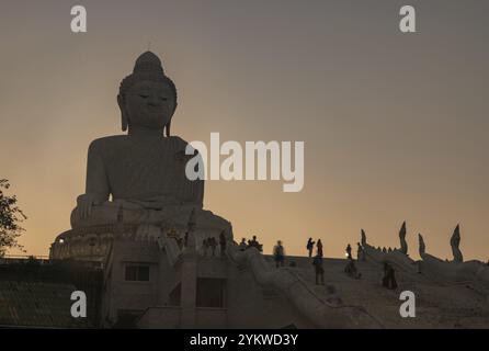 Ein Bild der großen Buddha-Statue von Phuket, bei Sonnenuntergang, mit Touristen in der Nähe Stockfoto