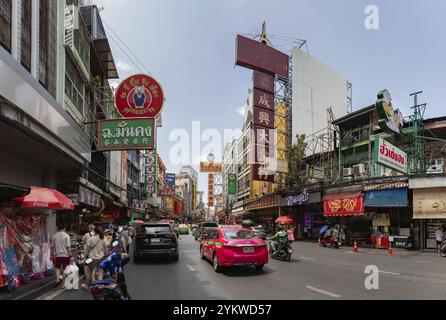 Ein Bild der geschäftigen Yaowarat Road in Chinatown von Bangkok Stockfoto