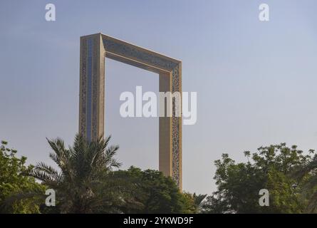 Ein Bild des Dubai Frame über den Bäumen des Zabeel Park Stockfoto