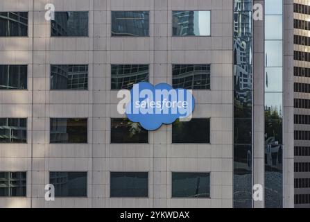 Ein Bild des Salesforce Logos an der Fassade der Büros in San Francisco Stockfoto