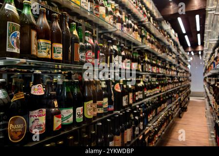 KOPENHAGEN, DÄNEMARK - 29. OKTOBER 2014: Ausstellung von Bierflaschen im Museum der Brauerei Carlsberg in Kopenhagen, Dänemark, mit Schwerpunkt auf tschechischen Bieren Stockfoto