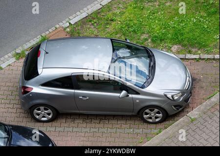 OSTRAVA, TSCHECHIEN - 28. MAI 2024: Silberner Opel Corsa D Fließheck parkt auf der Straße, Seitenansicht von oben Stockfoto