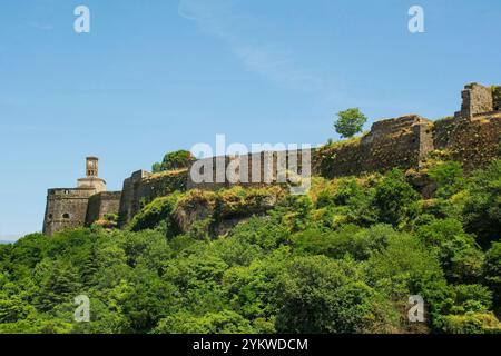 Das historische Schloss Gjirokaster in Albanien, ein UNESCO-Weltkulturerbe, das zwischen dem 12. Und 19. Jahrhundert erbaut wurde. Von der Altstadt Gjirokasters aus gesehen Stockfoto