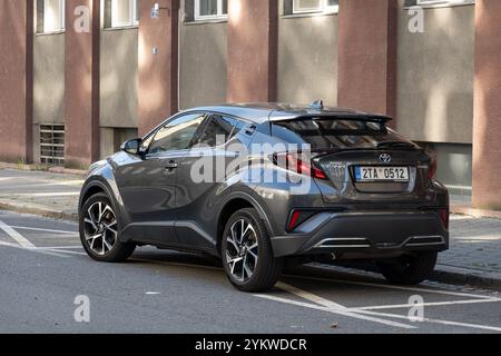 OSTRAVA, TSCHECHIEN – 28. SEPTEMBER 2023: Dunkelgraue Toyota C-HR-Crossover mit Leichtmetallfelgen Stockfoto