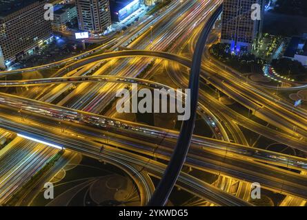 Ein Bild der geschäftigen Kreuzung der Al Safa Street und der Scheich Zayed Road bei Nacht Stockfoto