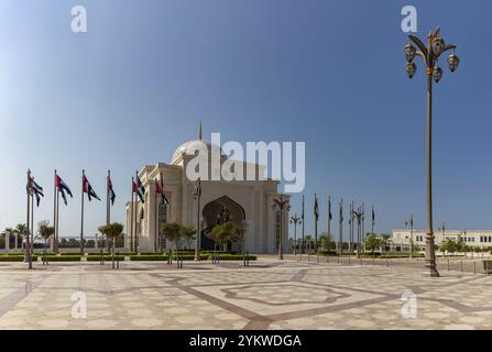 Ein Bild des am weitesten entfernten Qasr Al Watan-Eingangs mit mehreren Flaggen der Vereinigten Arabischen Emirate Stockfoto