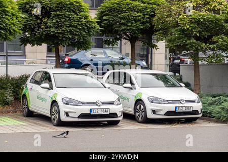 OSTRAVA, TSCHECHIEN - 25. SEPTEMBER 2023: Zwei Volkswagen e-Golf Elektroautos des Bezirks Moravskoslezsky kraj laden über ein Ladegerät auf Stockfoto