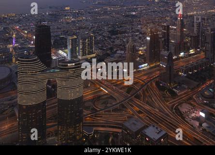 Ein Bild vom Address Sky View Hotel und der geschäftigen Kreuzung Al Safa Street und Sheikh Zayed Road bei Nacht Stockfoto