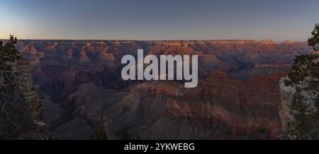 Ein Panoramabild der Landschaft des Grand Canyon National Park vom Südrand, Mather Point, bei Sonnenuntergang oder in der frühen Abendnacht Stockfoto