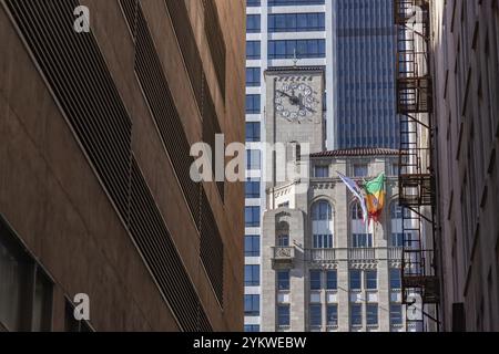 Ein Bild des James Oviatt-Gebäudes aus einer nahegelegenen Gasse Stockfoto