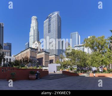 Ein Bild des Pershing Square, der vom U.S. Bank Tower und dem Deloitte Gebäude oder dem Gas Company Tower übersehen wird Stockfoto