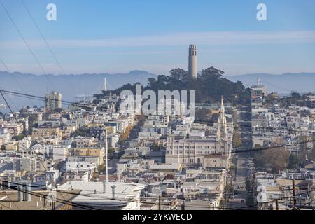 Ein Bild des Coit Tower auf dem Telegraph Hill und den North Beach Vierteln von San Francisco. Die Peter-und-Paul-Kirche befindet sich ebenfalls am Boden Stockfoto