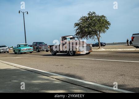 Gulfport, MS - 04. Oktober 2023: Weitwinkelansicht eines Pickup-Trucks des Typs GMC 100 von 1951 auf einer örtlichen Autoshow. Stockfoto