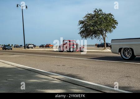 Gulfport, MS - 04. Oktober 2023: Weitwinkelansicht eines Highboy Coupés aus dem Jahr 1932 mit 5 Fenstern auf einer lokalen Autoshow. Stockfoto