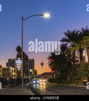 Ein Bild vom Las Vegas Boulevard North bei Sonnenuntergang mit dem STRAT SkyPod am anderen Ende Stockfoto