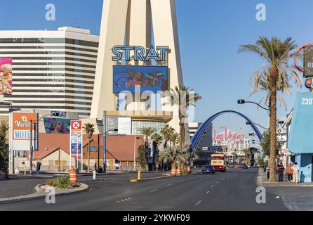 Ein Bild des STRAT SkyPod und der Las Vegas Boulevard Gateway Arches Stockfoto