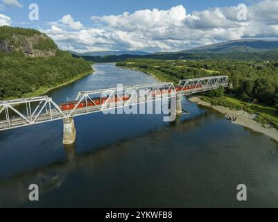 Eisenbahnbrücke mit 4 permanent abgestellten Eisenbahnwaggons über den Namsen in Norwegen Stockfoto