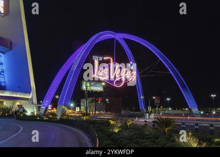 Ein Bild der Las Vegas Boulevard Gateway Arches bei Nacht Stockfoto