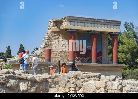 Ein Bild des Nordeingangs und des Bullenfreskos am Knossos Palace Stockfoto