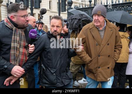 London, Großbritannien. November 2024. Fernsehmoderator Jeremy Clarkson geht auf seinem Weg durch Whitehall, um eine Rede auf der Bühne beim Protest der Bauern gegen Änderungen der Steuererben zu halten, die in Rachel Reeves' Herbstbudget angekündigt wurden. Quelle: Eleventh Photography/Alamy Live News Stockfoto