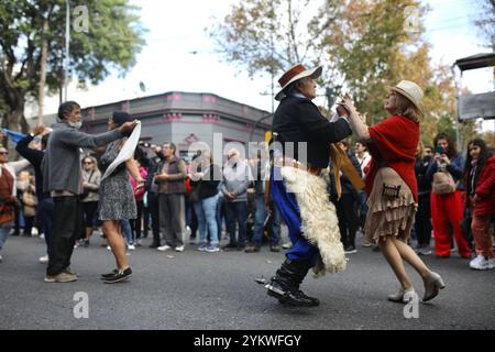 Zwei Paare tanzen einen argentinischen Volkstanz auf dem Mataderos-Markt in Buenos Aires zum Klang traditioneller Musik. Jede Woche findet im Stadtteil Matadores in Buenos Aires, Argentinien, ein Markt statt, der die Gaucho-Kultur und -Traditionen zelebriert. Der Stadtteil Matadores von Buenos Aires war einst ein Stadtteil zwischen Stadt und Land. Gauchos, die Hirten der Pampas waren, brachten ihr Vieh in die Schlachthäuser in Mataderos und verkauften das Fleisch dann in der Stadt. (Foto: Apolline Guillerot-Malick/SOPA Images/SIPA USA) Stockfoto