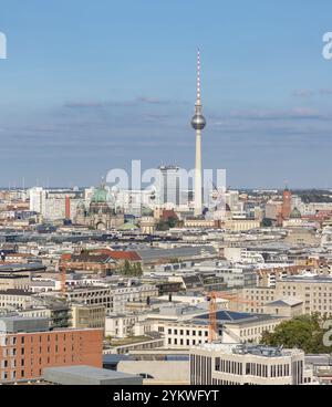 Ein Bild einiger Berliner Wahrzeichen aus der Ferne, wie der Berliner Fernsehturm, der Berliner Dom und das Berliner Schloss Stockfoto