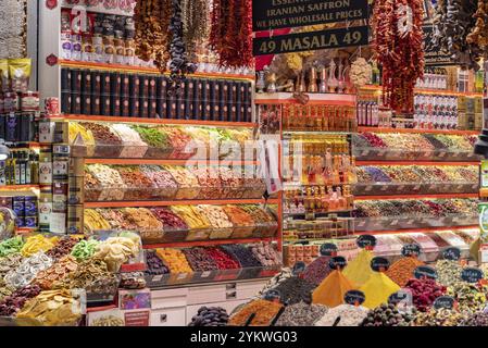 Ein Bild von getrockneten Früchten, die auf dem ägyptischen oder Gewürzbasar in Istanbul verkauft werden Stockfoto