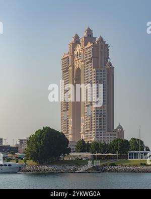 Ein Bild vom Rixos Marina Abu Dhabi Hotel an der Abu Dhabi Breakwater Stockfoto
