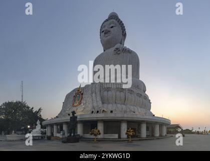 Ein Bild der großen Buddha-Statue von Phuket bei Sonnenuntergang Stockfoto