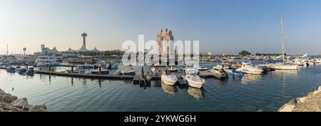 Ein Panoramabild der Marina von Abu Dhabi mit dem Rixos Marina Abu Dhabi Hotel im fernen Zentrum Stockfoto