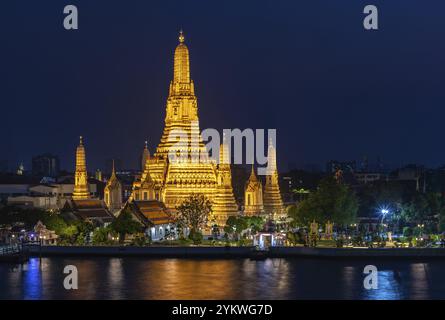 Ein Bild des Tempels Wat Arun bei Nacht Stockfoto