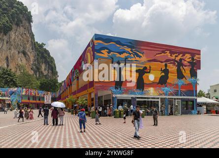 Ein Bild der farbenfrohen Gebäude in der Nähe des Eingangs zum Batu Caves Complex Stockfoto