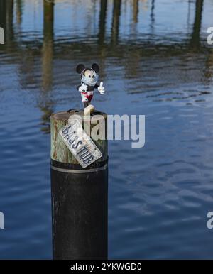 Ein Bild einer kleinen, maskierten Mickey-Maus-Puppe, die auf einer Säule an der San Francisco Waterfront sitzt Stockfoto
