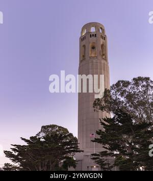 Ein Bild vom Coit Tower bei Sonnenuntergang Stockfoto