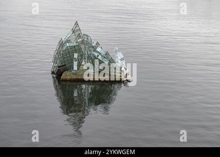 Ein Bild der Skulptur She Lies, entworfen von Monica Bonvicini im Jahr 2007, schwimmend im Inneren Oslofjord Stockfoto