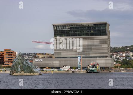 Ein Bild des Munch Museums und der Skulptur She Lies, entworfen von Monica Bonvicini im Jahr 2007 Stockfoto