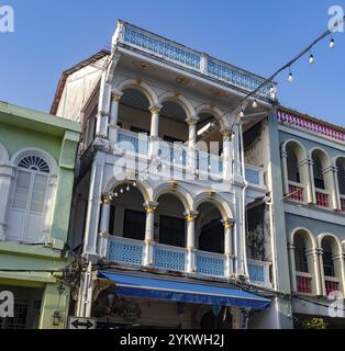 Ein Bild der farbenfrohen chinesisch-portugiesischen Architektur in der Altstadt von Phuket Stockfoto