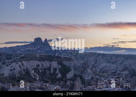 Ein Bild der Burg von Uchisar aus Sicht der Stadt Goreme bei Sonnenuntergang Stockfoto