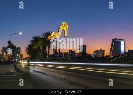 Ein Bild eines großen Neonschuhs, Teil des Neon Museum Las Vegas, bei Sonnenuntergang, mitten auf dem Las Vegas Boulevard North Stockfoto