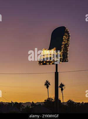 Ein Bild eines großen Neonschuhs, Teil des Neon Museum Las Vegas, bei Sonnenuntergang Stockfoto