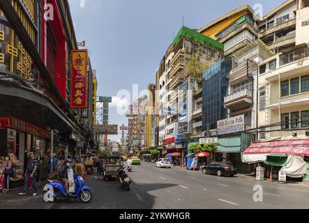 Ein Bild der geschäftigen Yaowarat Road in Chinatown von Bangkok Stockfoto