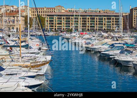 Marseille. Frankreich - 19. November 2024: Der alte Hafen von Marseille ist voller Boote und umgeben von historischer Architektur Stockfoto