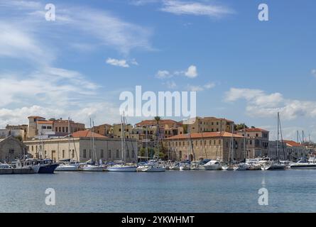 Ein Bild des alten venezianischen Hafens von Chania, des Grand Arsenal und des Yachthafens der Altstadt von Chania Stockfoto